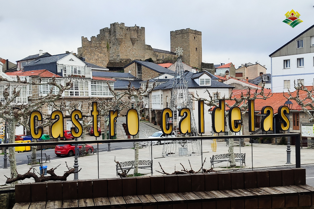 Castro Caldelas mirador castillo con letras nombre y logo pueblos mas bonitos de España portada