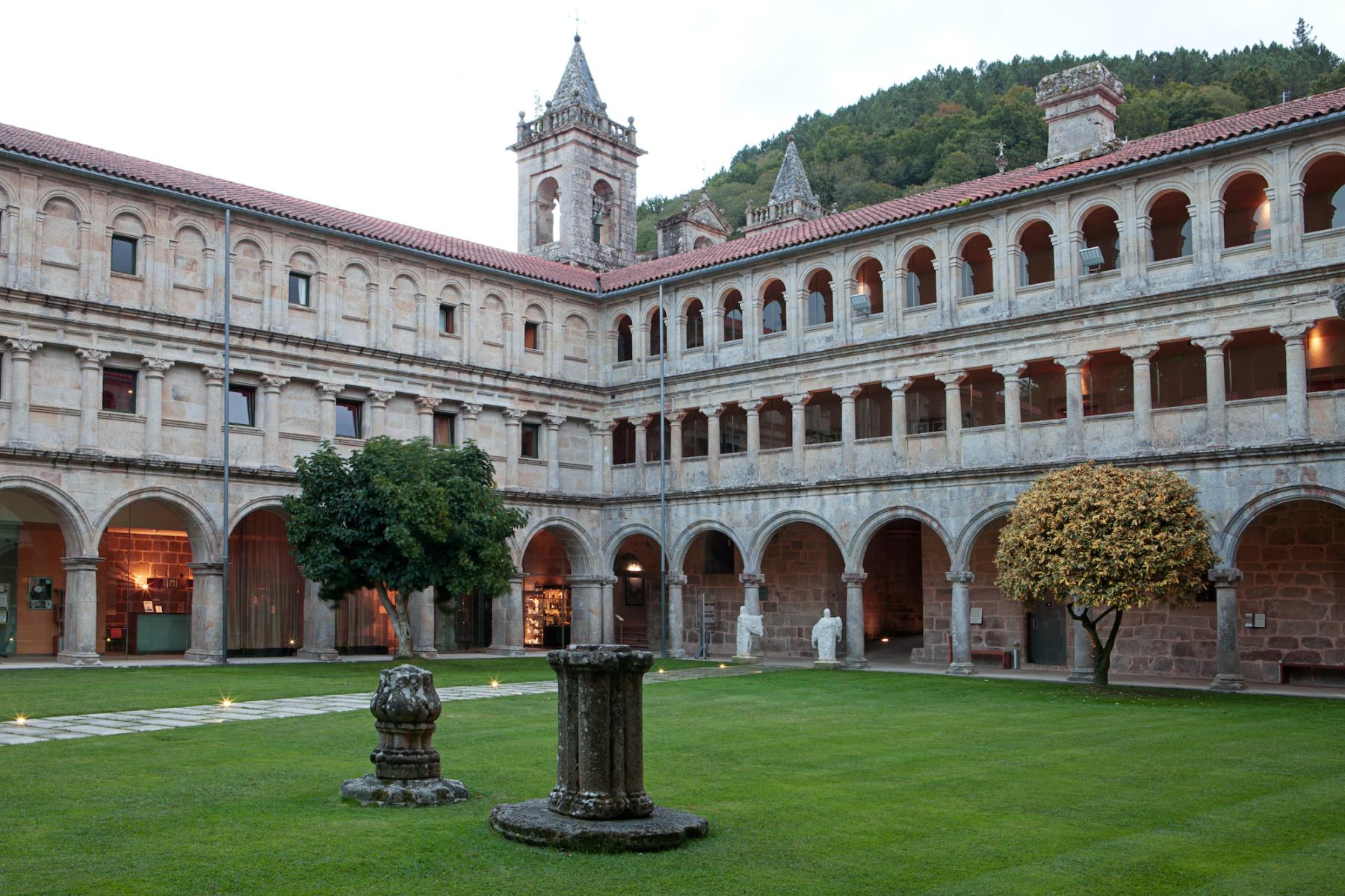 Monasterio de Santo Estevo Parador Ourense Ribeira Sacra patio interior hotel
