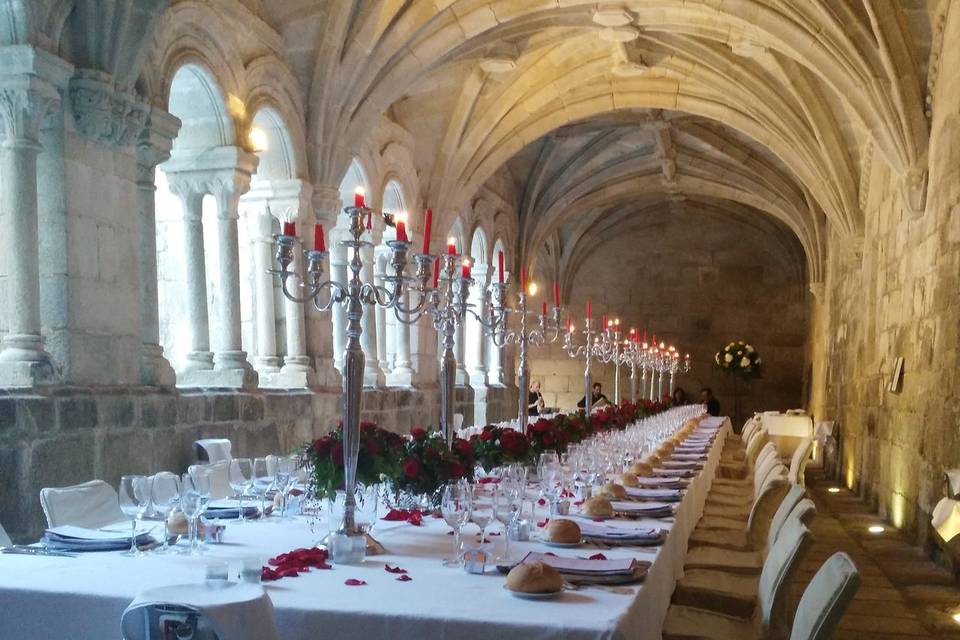 Mesa de comedor en el claustro del monasterio de santo estevo