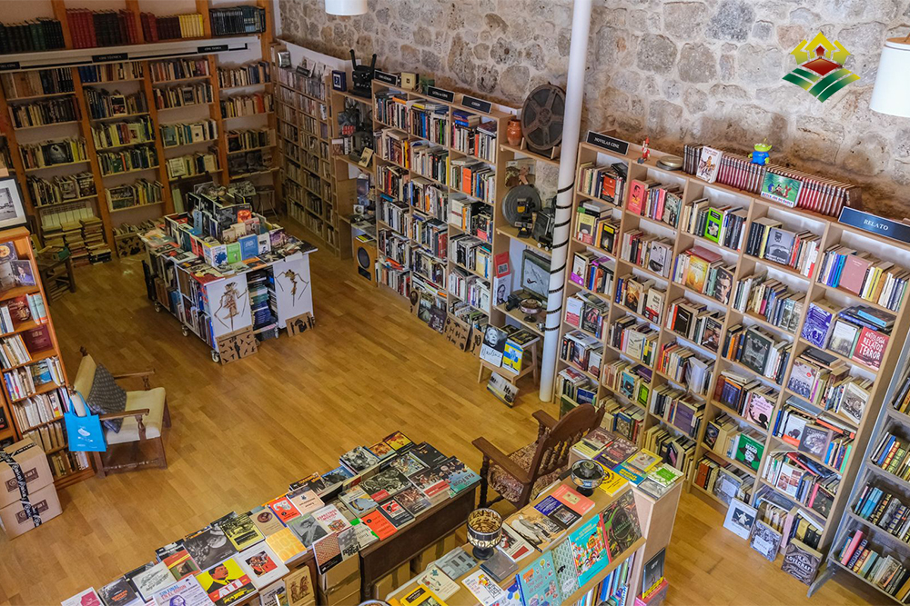 libreria urueña con logo pueblos mas bonitos de españa