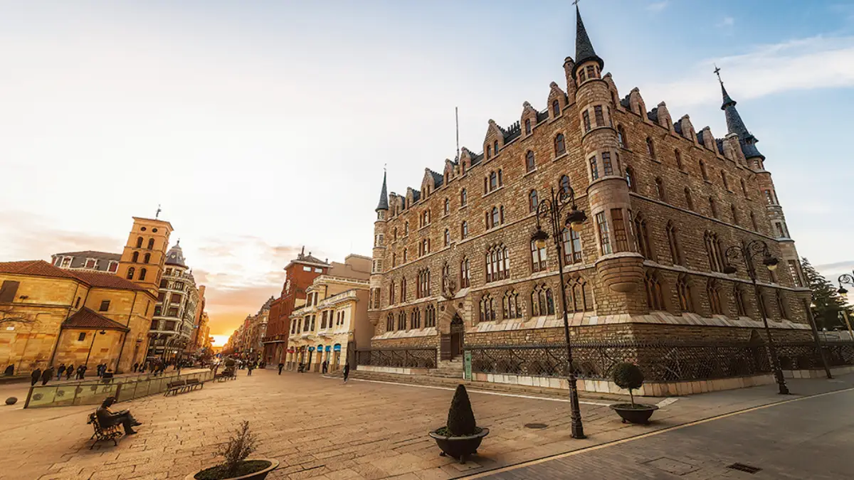 Casa Botines Leon al atardecer