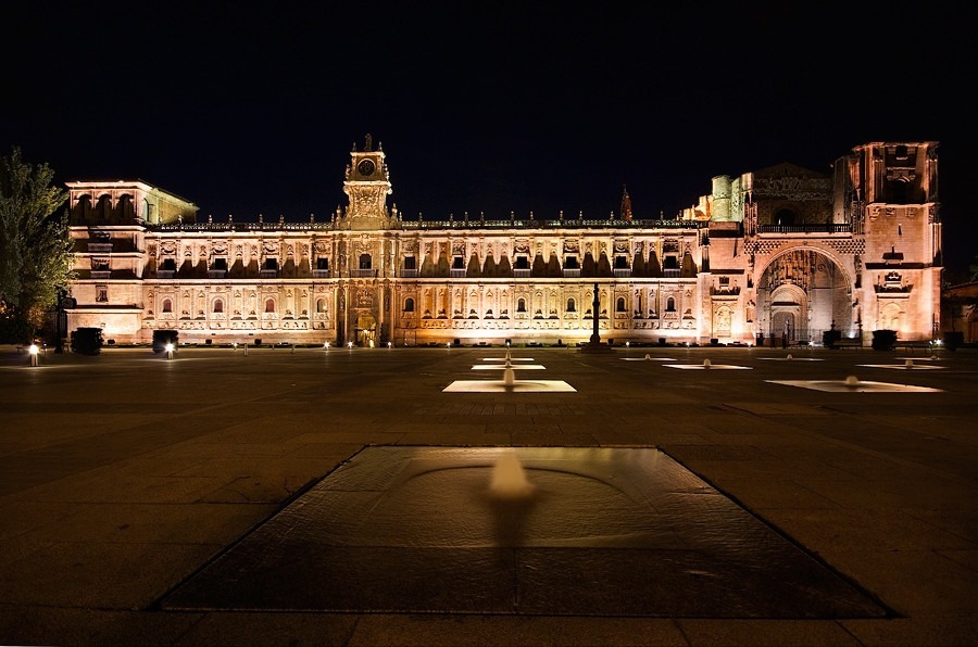 Parador de León de noche